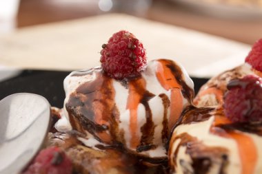 Taze, altın krep meyve ve krema ile