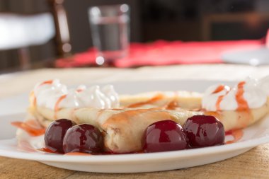 Taze, altın krep meyve ve krema ile