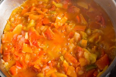 Karma ile pişirme güveç ve Derma sebze