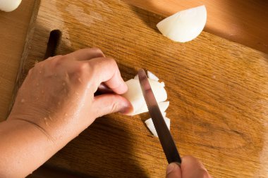 Kesme ve bir soğan doğrama