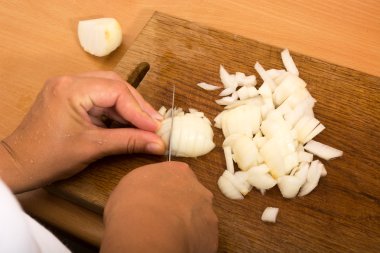 Kesme ve bir soğan doğrama