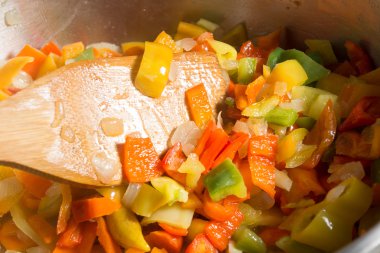 Karma ile pişirme güveç ve Derma sebze