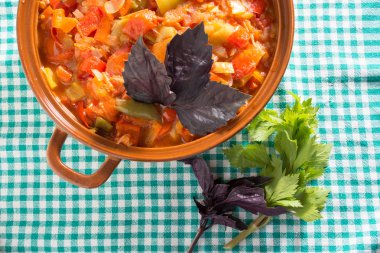 Bir Bulaşık bezi üzerinde hazırlanan güveç 