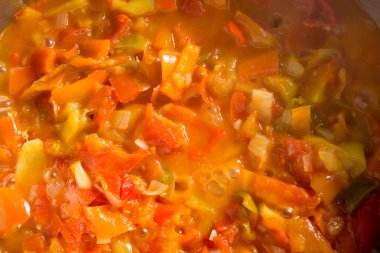 Karma ile pişirme güveç ve Derma sebze