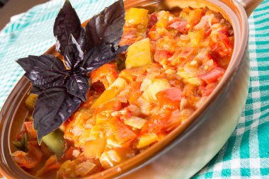 Bir Bulaşık bezi üzerinde hazırlanan güveç 