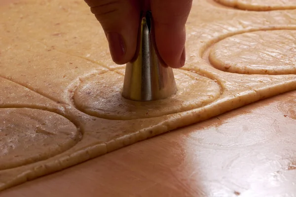 Plätzchen Aus Dem Teig Schneiden Und Elektroherd Backen — Stockfoto