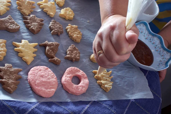 Gerade Gebackene Weihnachtsplätzchen Mit Schokolade Übergießen — Stockfoto