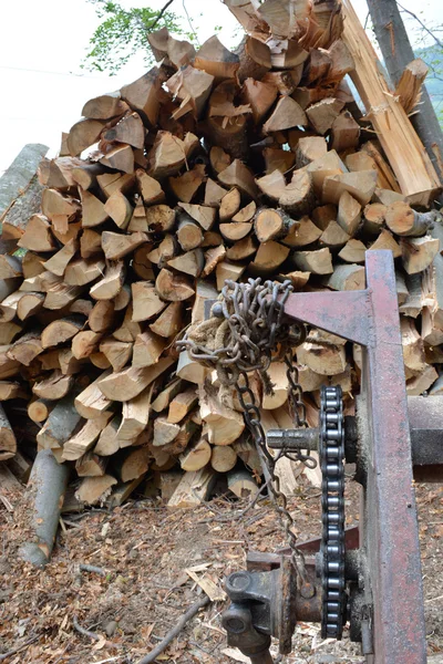 Cortadora y troncos — Foto de Stock