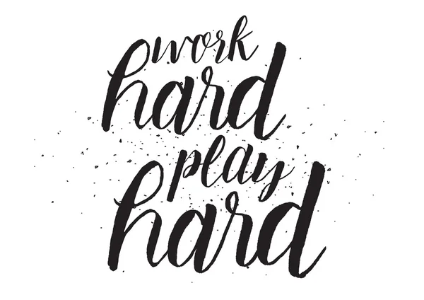 Work hard play hard inscription. Grußkarte mit Kalligrafie. Handgezeichnetes Design. schwarz-weiß. — Stockvektor
