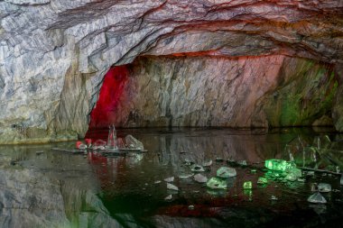 Karelia 'daki Ruskeala Parkı' nda yeraltı mermer işleri.