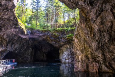 Karelia 'daki Ruskeala Parkı' nda yeraltı mermer işleri.