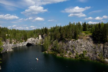 Karelia 'da su basmış mermer ocağı