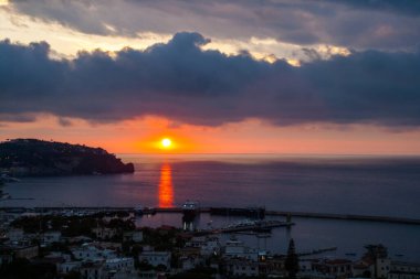 İtalyan Akdeniz Kıyısı. Ischia adasının kıyısında.