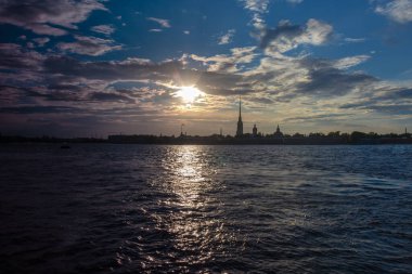 Günbatımında St. Petersburg 'da Neva Nehri seti.