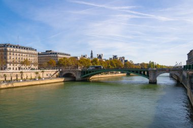Paris, Seine Nehri setinde güneşli bir gün.