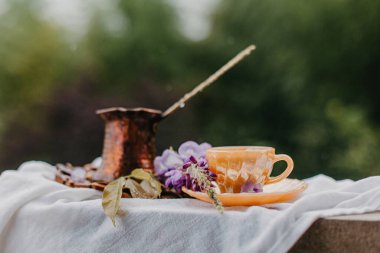 Kahvaltınız kahveyle, Türkçe 'niz açık havada.. 