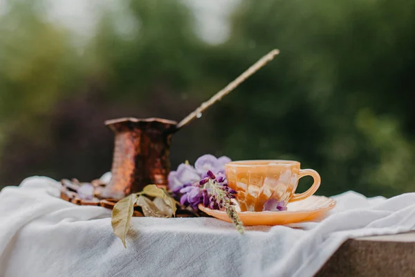 Kahvaltınız kahveyle, Türkçe 'niz açık havada.. 