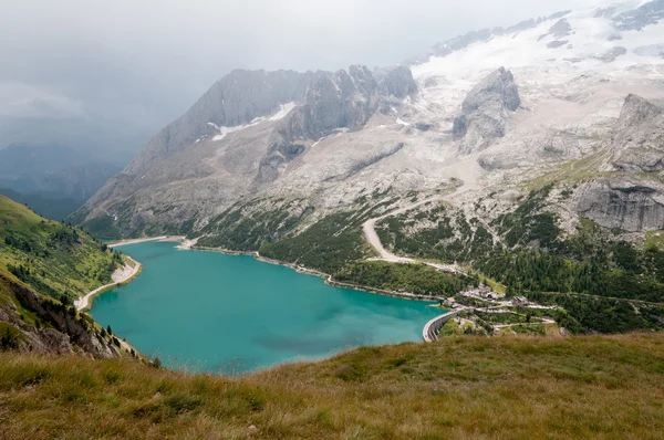 Dağ yapay göl manzaralı kayalık dağ, Dolomites