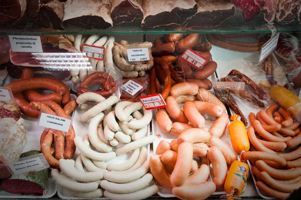 Çeşitli Viyana sosisleri ve tedavi et