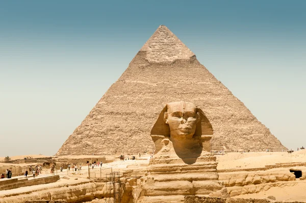 Kefren Piramidi ön planda Sfenks ile — Stok fotoğraf