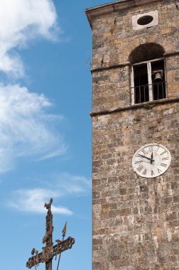 Saat ve haç ile çan kulesi