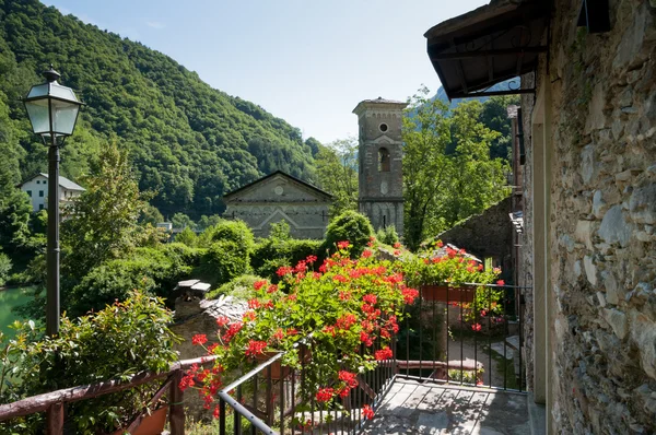 Çan kulesi olan kilise