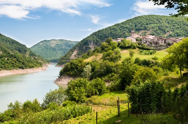 Yapay göl ve eski köy. Tuscany