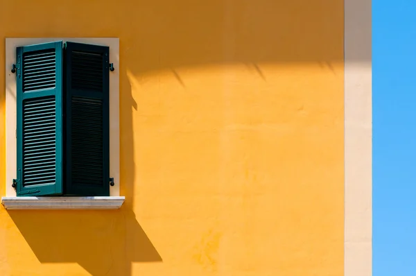 pencere ile turuncu duvar