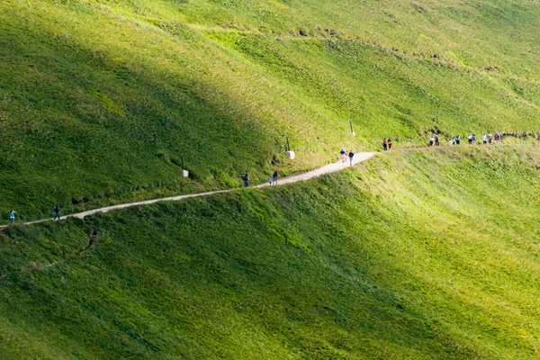 Dağ yolu ile insanlar