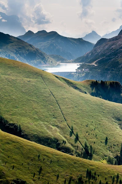 Dolomites'in üzerinde yapay göl