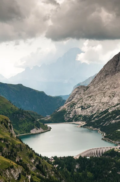 Alpler üzerinde yapay göl