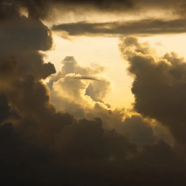 gün batımında bulutlar