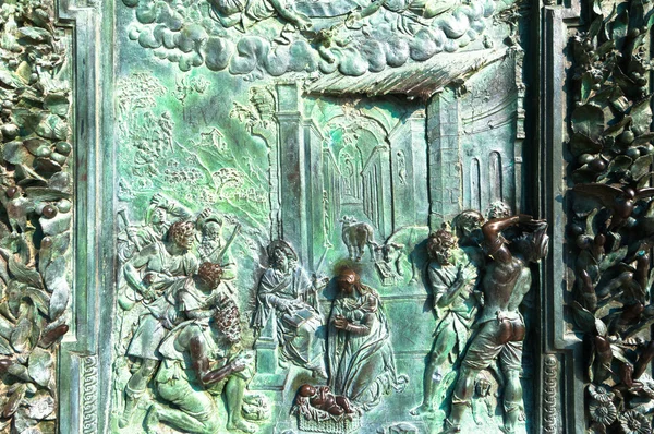 Yüksek kabartmalı bronz portal