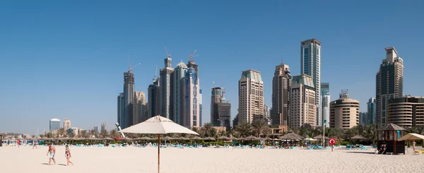 Gökdelenler, Dubai ile manzarası