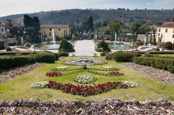 Italiaanse tuin met bloemen en fonteinen — Stockfoto
