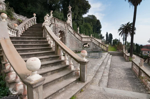 Bir İtalyan bahçe heykelleri ile merdiven