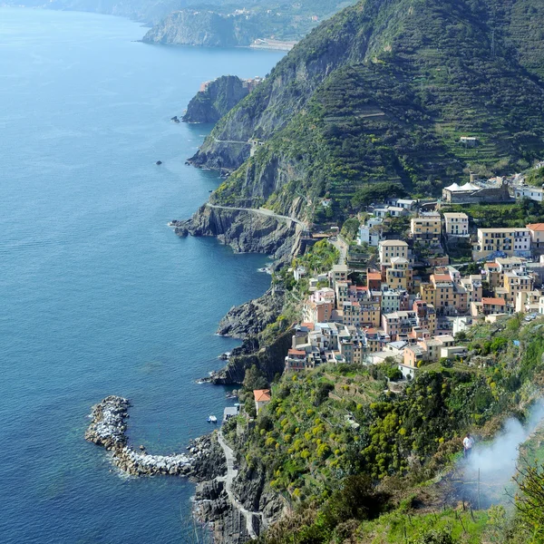 Kuzey İtalya'nın kayalık kıyısındaki eski köy