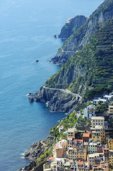 Vieux village sur la côte rocheuse du nord de l'Italie — Photo