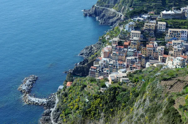 Kuzey İtalya'nın kayalık kıyısındaki eski köy