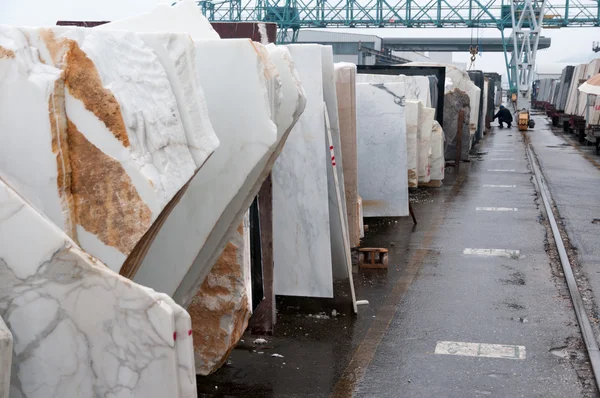 Plaka mermer bir depoda