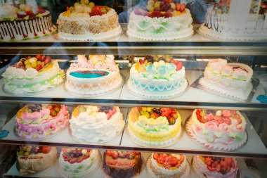 Kek çeşitli renklerde dekore edilmiş