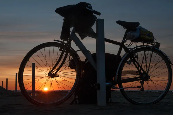 Bisiklet ile sahilde günbatımı