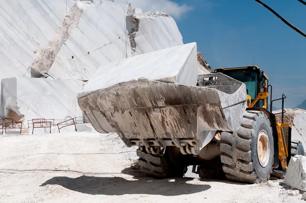 Buldozer mermer blok içinde bir taş ocağı ile