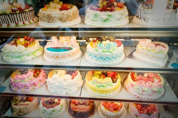 Kek çeşitli renklerde dekore edilmiş