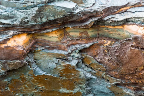 kahverengi ve gri kaya sarı ven ile