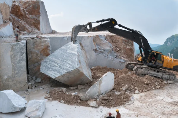 Mermer Ocağı, blok çıkarma escavator ile