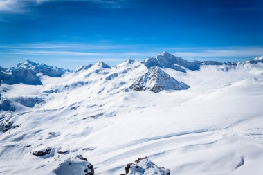 Kar beyazı yüksek dağların muhteşem manzarası Elbrus, kayak merkezi, Kabardino-Balkaria Cumhuriyeti, Rusya