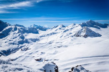 Kar beyazı yüksek dağların muhteşem manzarası Elbrus, kayak merkezi, Kabardino-Balkaria Cumhuriyeti, Rusya