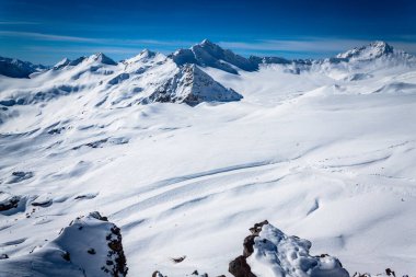 Kar beyazı yüksek dağların muhteşem manzarası Elbrus, kayak merkezi, Kabardino-Balkaria Cumhuriyeti, Rusya