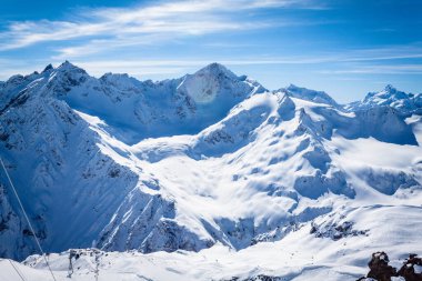 Kar beyazı yüksek dağların muhteşem manzarası Elbrus, kayak merkezi, Kabardino-Balkaria Cumhuriyeti, Rusya